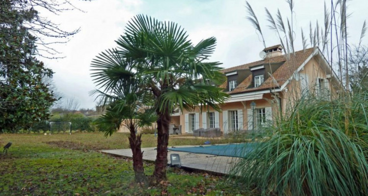 Spacieuse villa avec grand jardin et piscine chauffée image 1