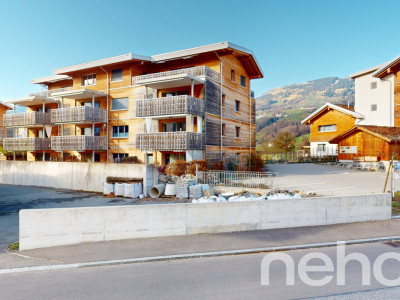 Helle Holz100 Wohnung mit sonnenverwöhnendem Balkon image 1