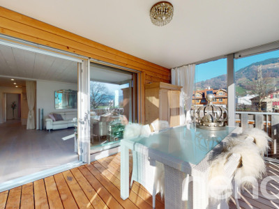 Helle Holz100 Wohnung mit sonnenverwöhnendem Balkon image 3