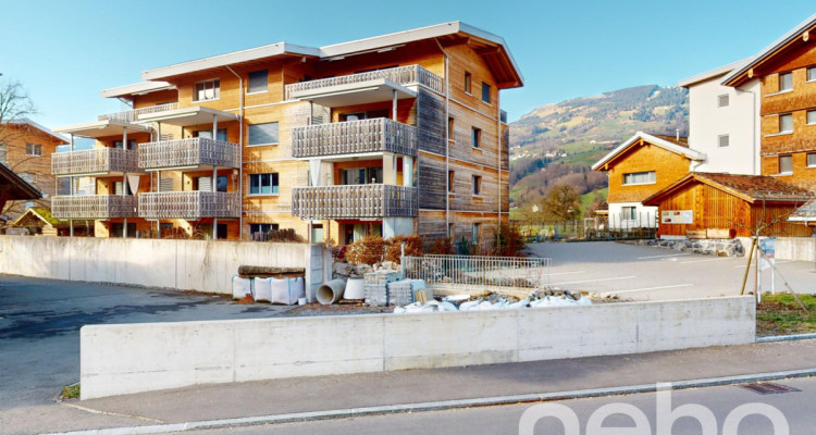 Helle Holz100 Wohnung mit sonnenverwöhnendem Balkon image 1