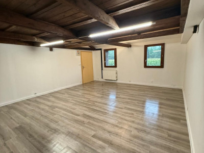 A LOUER DIVERS LOCAUX POUR PARTICULIERS/ENTREPRISES image 1