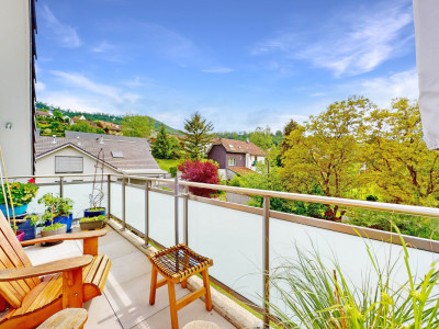 Lichtdurchflutete Dachwohnung mit zwei Balkonen image 2