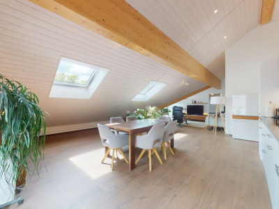 Lichtdurchflutete Dachwohnung mit zwei Balkonen image 3