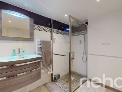 Entourée de verdure image 6