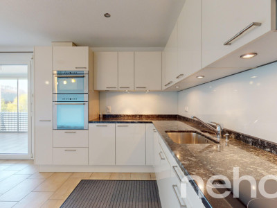 Stilvolle 4.5-Zimmer Wohnung mit grossem Balkon und Wintergarten image 2