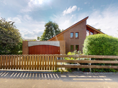 Geräumiges Einfamilienhaus mit Baulandreserve image 2