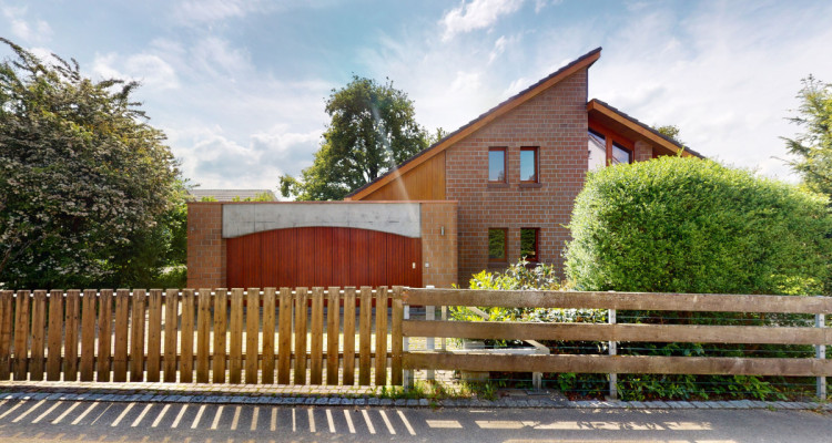 Geräumiges Einfamilienhaus mit Baulandreserve image 2