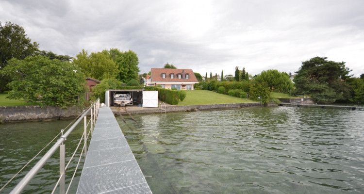 Magnifique villa pied dans leau avec hangar à bateau et ponton image 6