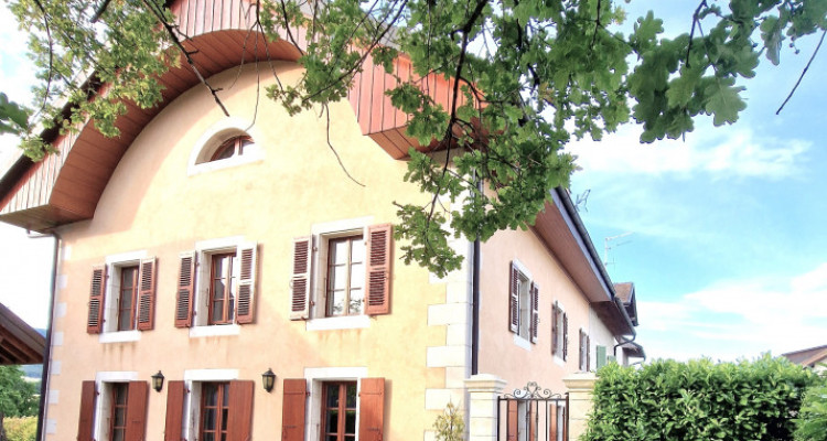 Maison familiale et paisible jardin rénové avec élégance, vue imprenable Jura image 1