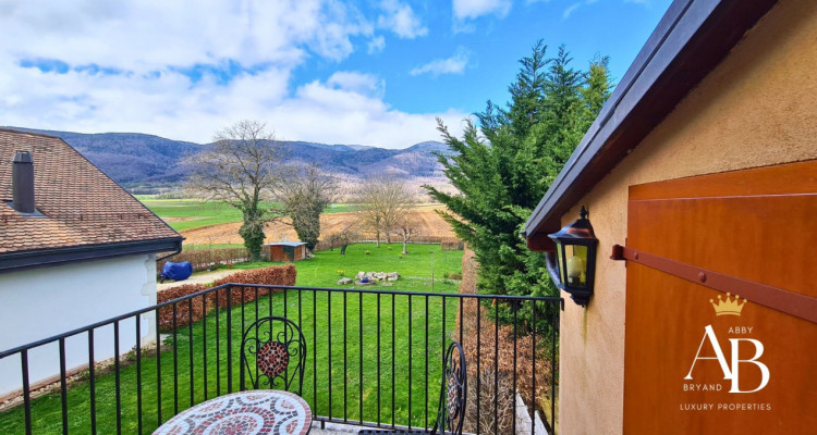 Maison familiale et paisible jardin rénové avec élégance, vue imprenable Jura image 3