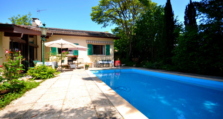 Villa dans un îlot de verdure avec piscine image 2