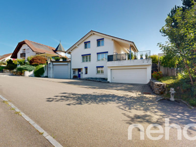 Grosszügiges Einfamilienhaus mit viel Umschwung an ruhiger Lage image 1