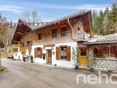 Restaurant de montagne avec habitations en Gruyère image 1