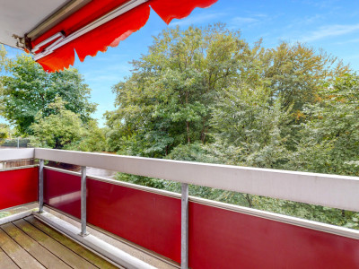 Appartement de 4,5 pces rénové avec balcon et vue ! image 1