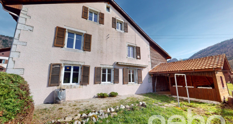 Maison de village avec vue sur un grand espace vert image 1