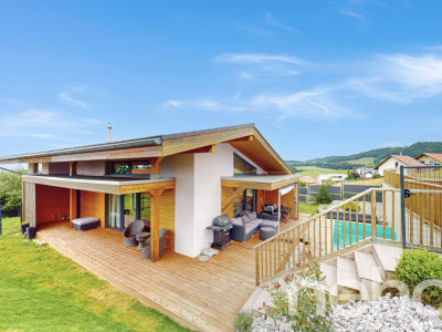 Maison moderne avec jardin et piscine dans un cadre verdoyant image 1