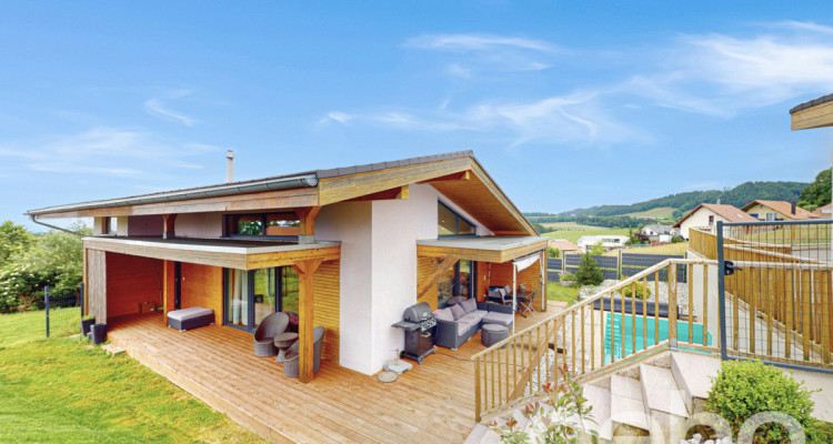 Maison moderne avec jardin et piscine dans un cadre verdoyant image 1