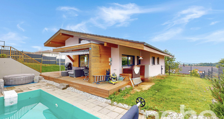 Maison moderne avec jardin et piscine dans un cadre verdoyant image 3