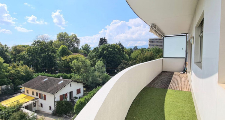 CASATAX Attique avec balcon dans quartier résidentiel calme image 1