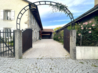 Vaste appartement de 6.5 pièces dans un ancien corps de ferme image 1