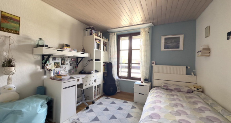 Charmante Maison Familiale avec Piscine et Vue Dégagée à Collex image 11