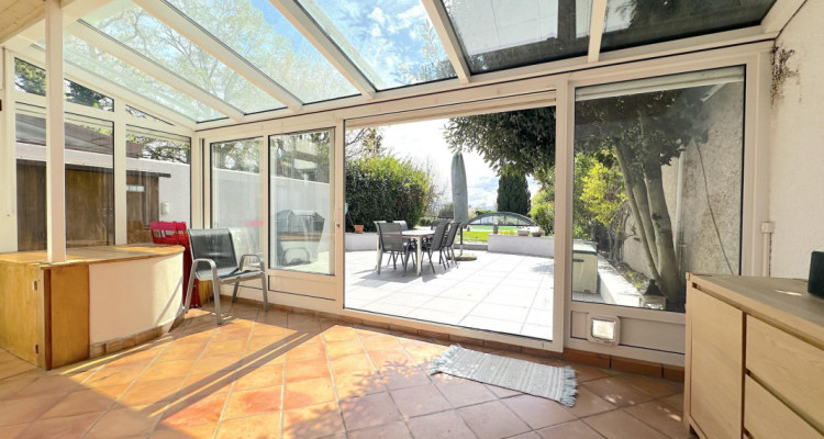 Charmante Maison Familiale avec Piscine et Vue Dégagée à Collex image 6