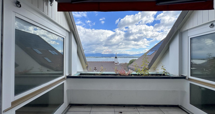 Magnifique Appartement Traversant au Dernier Étage avec Vue sur le Lac à Nyon image 1