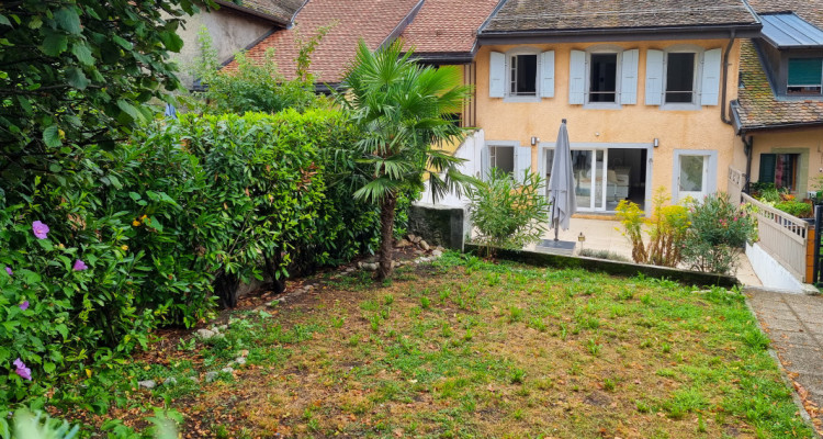 Rare maison vigneronne au centre du village de Tartegnin image 1