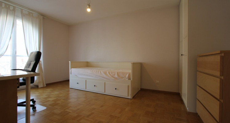 Appartement meublé de 5.5 pièces au 4ème étage idéal pour colocation image 3