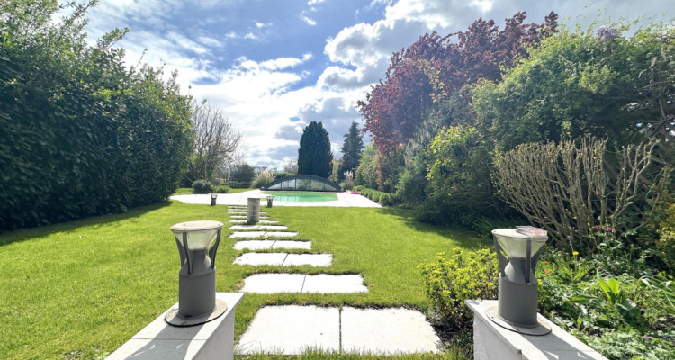 Charmante Maison Familiale avec Piscine et Vue Dégagée à Collex image 1