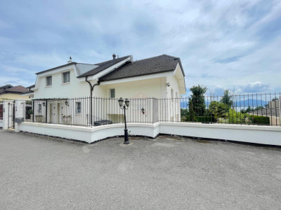 Splendide maison mitoyenne avec piscine et vue lac image 1