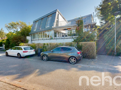 Einfamilienhaus mit ausgefallener Architektur und traumhaftem Ausblick image 1