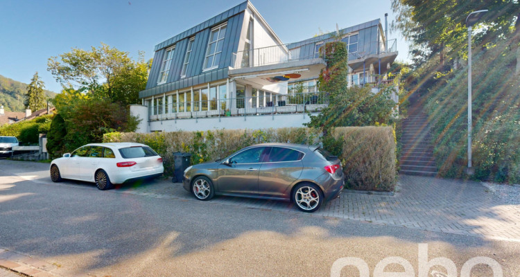 Einfamilienhaus mit ausgefallener Architektur und traumhaftem Ausblick image 1