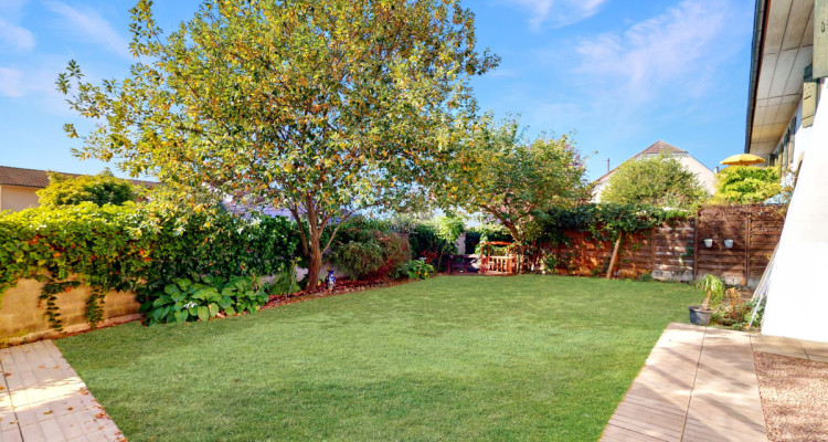 Espace et confort pour ce bien avec jardin et 2 couverts à voiture! image 2