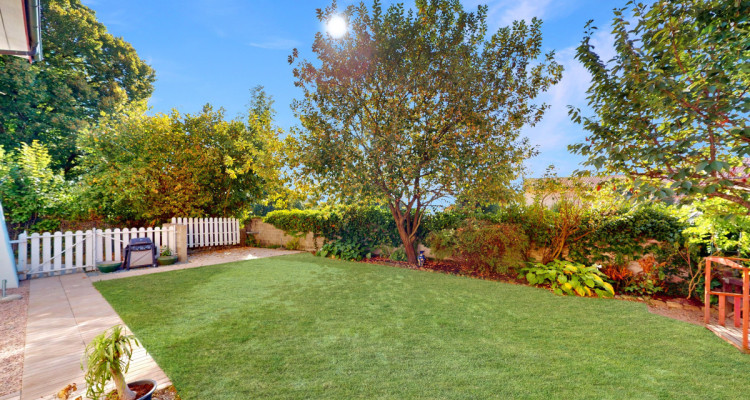 Espace et confort pour ce bien avec jardin et 2 couverts à voiture! image 3