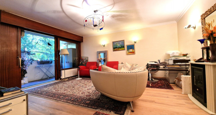 Stylish apartment with indoor pool & jacuzzi 7 min walk to Eaux-vives Gare image 1