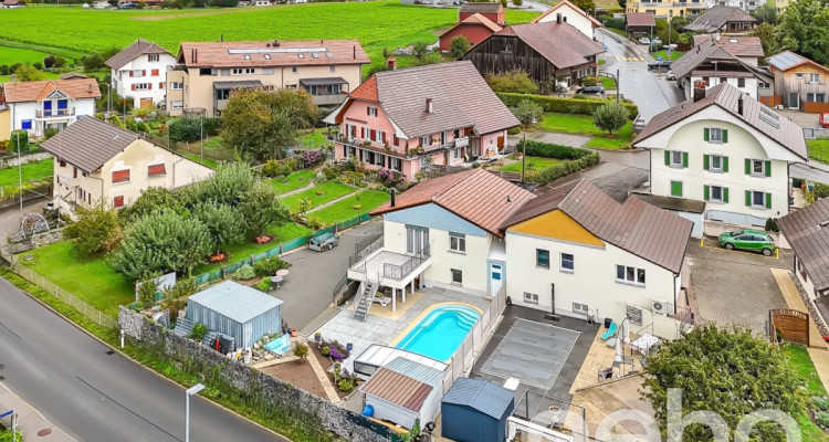 Belle villa jumelle avec appartement indépendant et piscine extérieure image 1