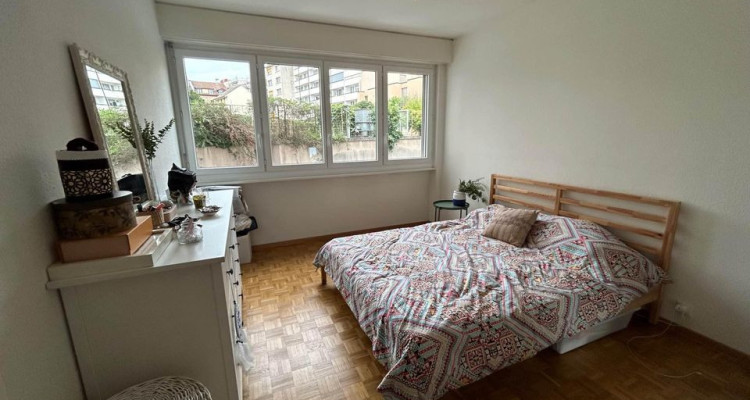 Appartement de 5 pièces au 1ère étage localiser à Genève 1205 image 2