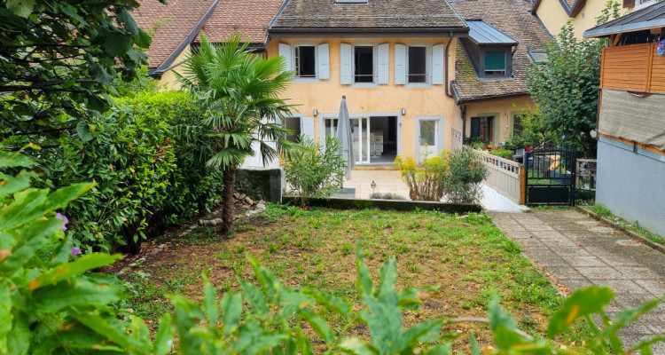 Rare maison vigneronne au centre du village de Tartegnin image 2