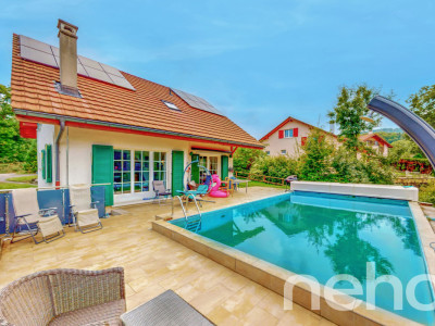 Maison familiale avec piscine extérieure et atelier au sous-sol ! image 1