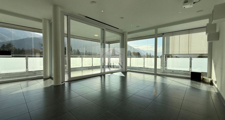 Magnifique appartement 3,5 pièces avec grande terrasse panoramique vitrée et vue dégagée au 2ème étage image 5