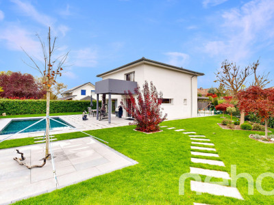 Maison moderne et lumineuse avec piscine, cadre paisible garanti image 1