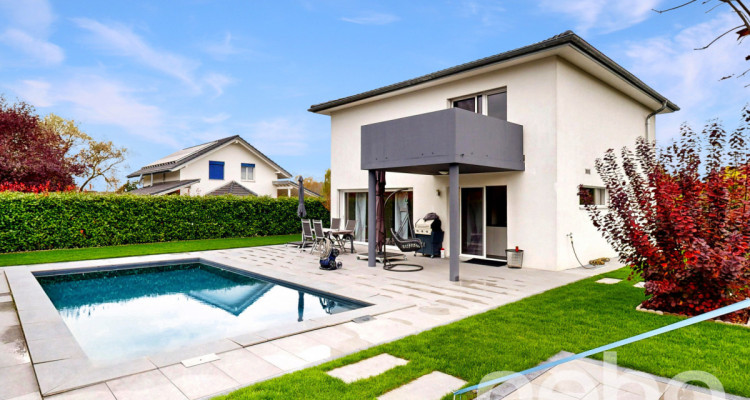 Maison moderne et lumineuse avec piscine, cadre paisible garanti image 1