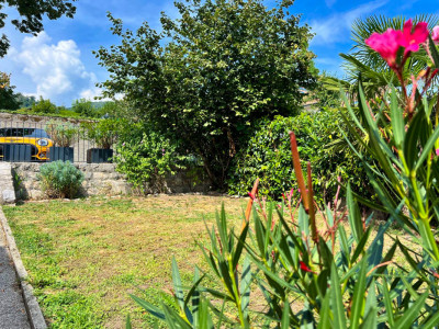 Rare maison vigneronne au centre du village de Tartegnin image 1