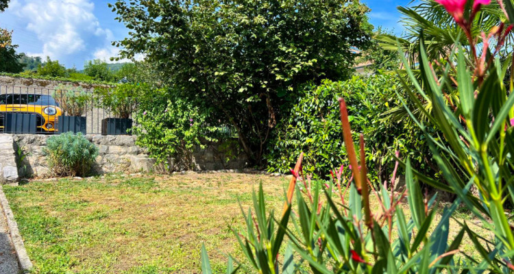 Rare maison vigneronne au centre du village de Tartegnin image 1