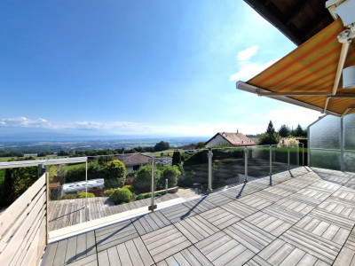 Opportunity to seize: Villa with panoramic view of the lake and pool image 1