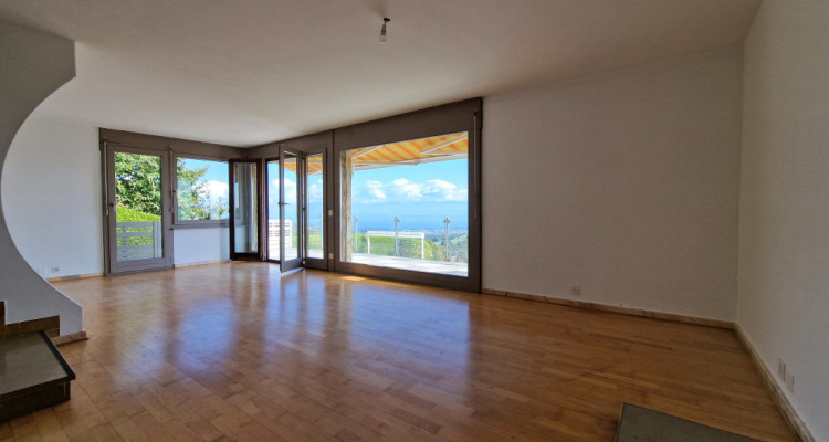 Opportunity to seize: Villa with panoramic view of the lake and pool image 5