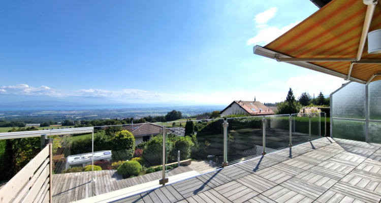 Opportunity to seize: Villa with panoramic view of the lake and pool image 1