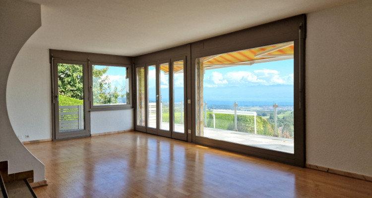 Opportunity to seize: Villa with panoramic view of the lake and pool image 7