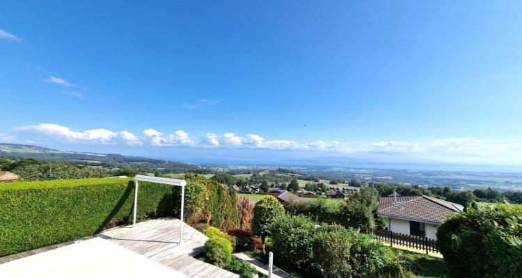 Opportunity to seize: Villa with panoramic view of the lake and pool image 2